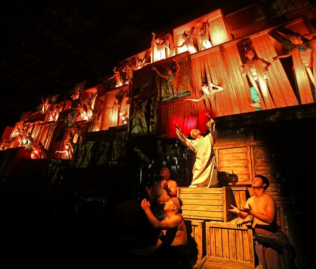 Στιγμι?τυπα απ? την παρ?σταση(Η επ?σημη φωτογραφ?α ε?ναι ευγενικ? προσφορ? του "Συναντ?ντα? το Ντουνχου?νγκ ξαν?")