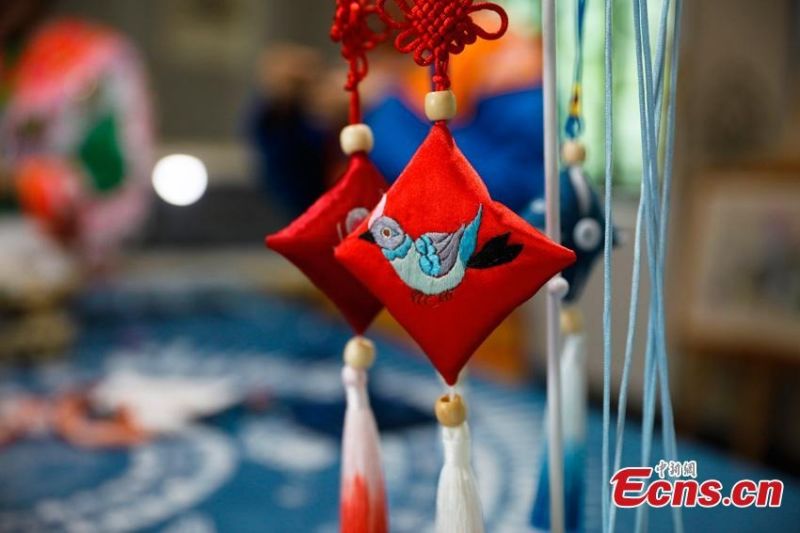 Οι Μι?ο φτι?χνουν αρωματικ? πουγκι? για την Γιορτ? Ντουανγο?