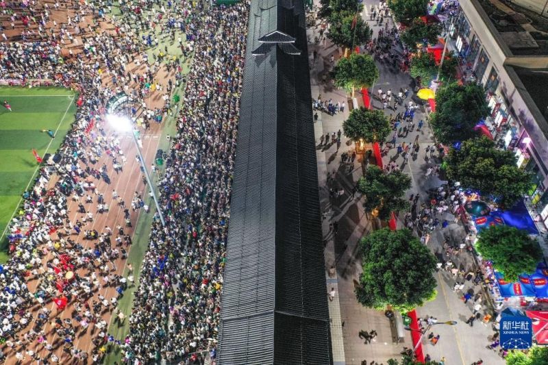 Το πρωτ?θλημα ποδοσφα?ρου ?Σο?περ Λ?γκ Χωρι?ν??τη? π?λη? Γκουαντζ?ου προωθε? την οικονομ?α