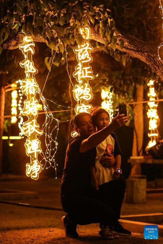 Καλοκα?ρι με φωτισμ?νε? βραδι?? στο Σινικ? Τε?χο? Τζιουμενκ?ου