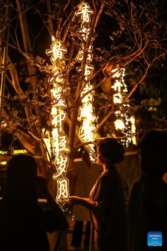 Καλοκα?ρι με φωτισμ?νε? βραδι?? στο Σινικ? Τε?χο? Τζιουμενκ?ου