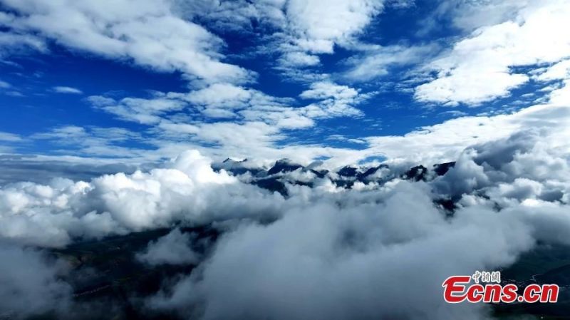 Μια θ?λασσα απ? σ?ννεφα π?νω απο τα ?ρη Τσιλι?ν