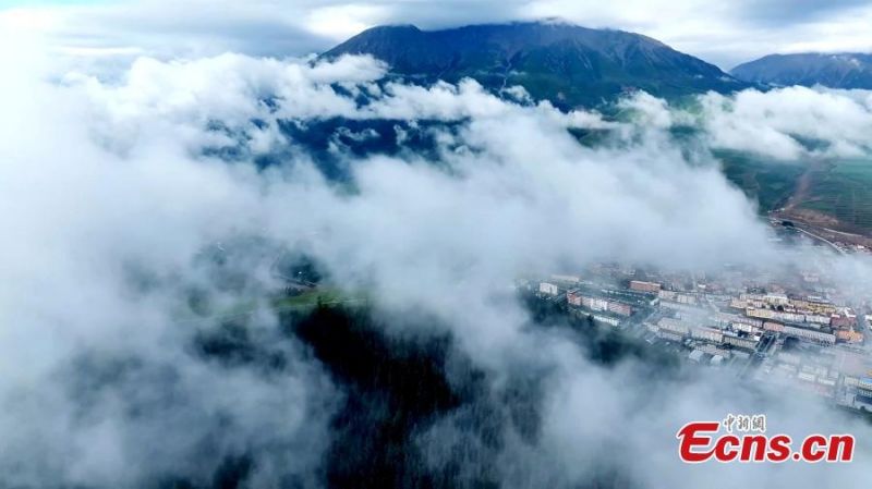 Μια θ?λασσα απ? σ?ννεφα π?νω απο τα ?ρη Τσιλι?ν