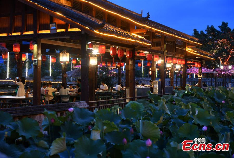 Απολαμβ?νοντα? χοτπ?τ δ?πλα στα νο?φαρα στο Τσονγκτσ?νγκ