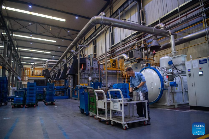 Οι γραμμ?? παραγωγ?? οχημ?των μηδενικ?ν ? χαμηλ?ν ρ?πων λειτουργο?ν με γρ?γορο ρυθμ? στον δ?μο Τσονγκτσ?νγκ, στην νοτιοδυτικ? Κ?να