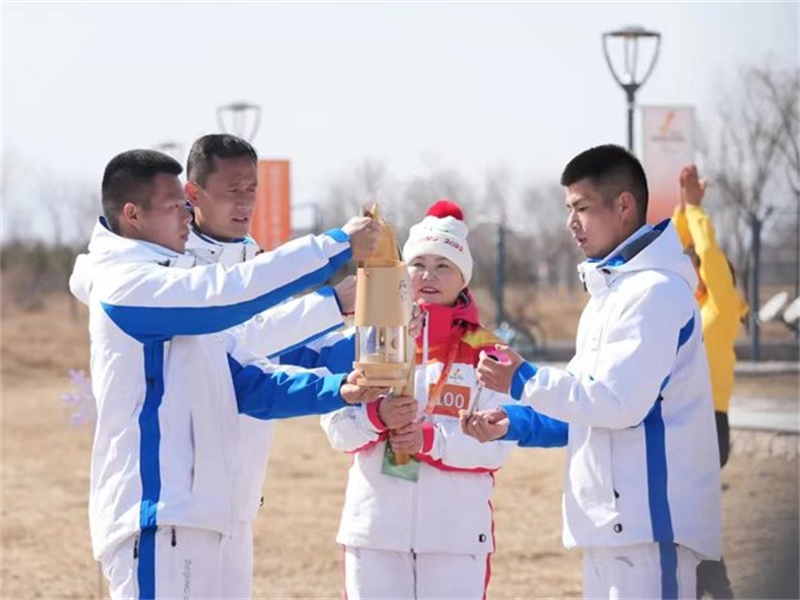 Η φωτογραφ?α δε?χνει την Οτγκονχου?ρ κατ? τη δι?ρκεια των Χειμεριν?ν Παραολυμπιακ?ν Αγ?νων του Πεκ?νου 2022, ?ταν επιλ?χθηκε ω? λαμπαδηδρ?μο? και χρησιμοπο?ησε το γεγον?? ω? πλατφ?ρμα για να προωθ?σει το ?ραμ? τη? για ?ναν πιο πρ?σινο κ?σμο. [People's Daily Online/Otgonhuar]