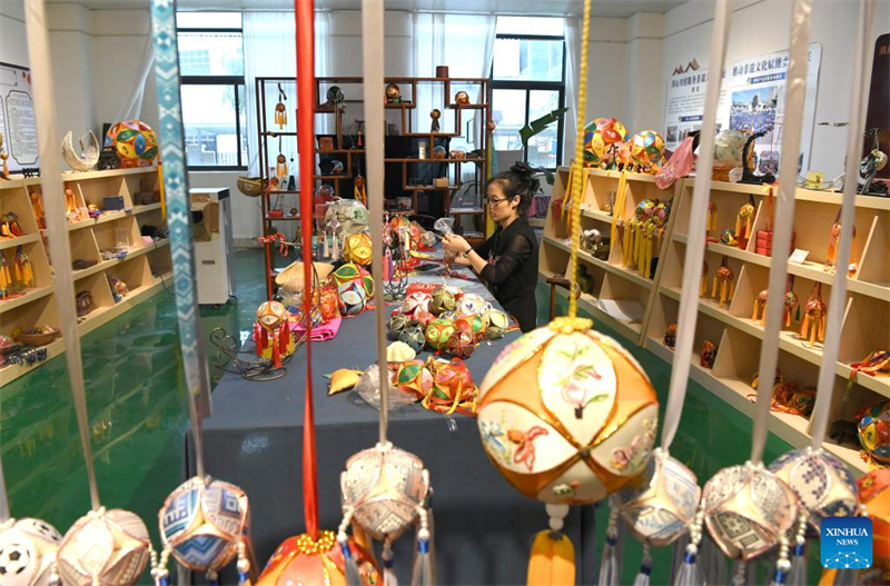 Τα κεντητ? αρωματικ? μπαλ?κια του Τζινγκσ?