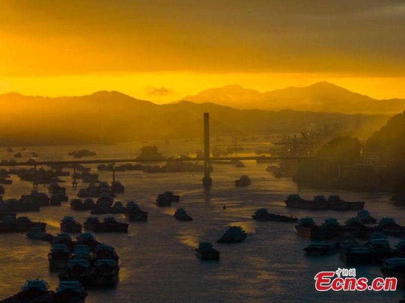 Η λ?μψη τη? ανατολ?? π?νω απ? τον ποταμ? Σιτζι?νγκ