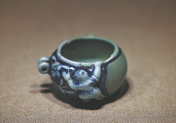 Συναρμολογ?ντα? ?να πολ?τιμο παρελθ?ν απ? πορσελ?νη