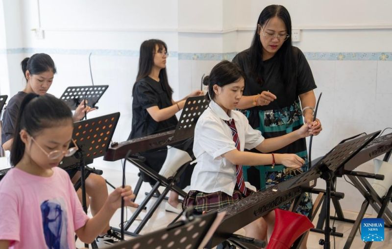 Το μον?χορδο ?ργανο τη? εθν?τητα? Τζινγκ απ? το Γκουανγκσ?