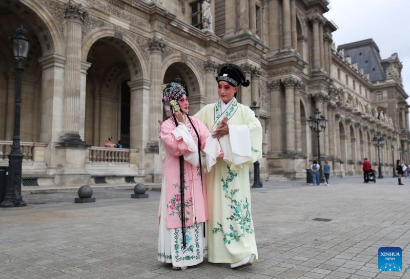 Flash mobs στο Παρ?σι απ? καλλιτ?χνε? τη? ?περα? Κουντσο?