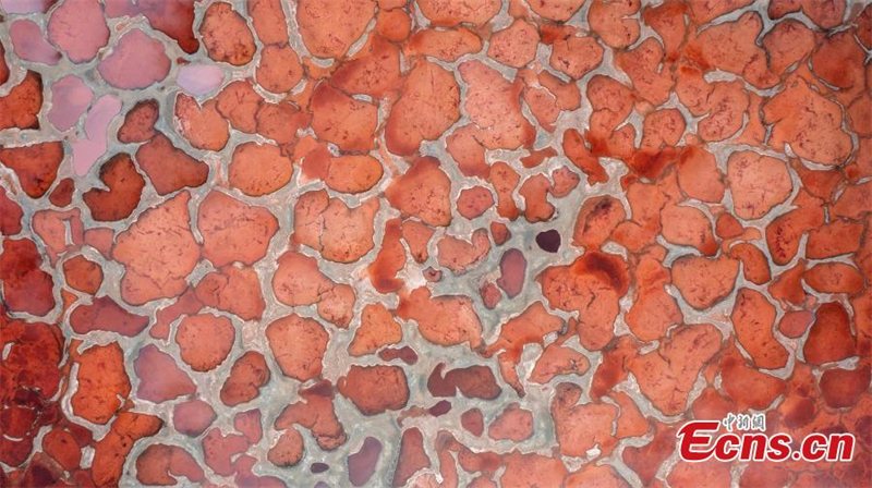 Η Λ?μνη Γουλ?ν σε σχ?μα καρδι?? στην ?ρημο Τενγκ?ρ