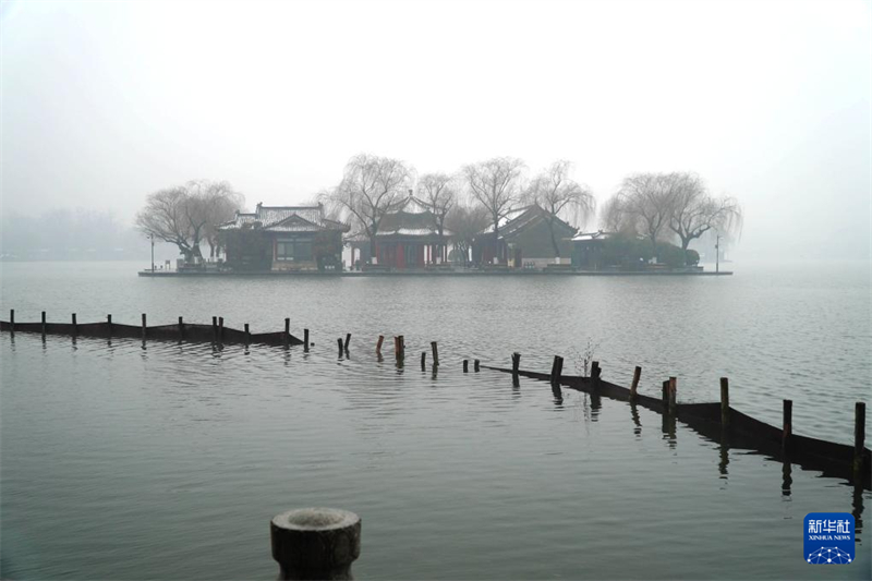 Η χιονισμ?νη Λ?μνη Νταμ?νγκ ε?ναι τ?σο ?μορφη ?σο ?να? π?νακα? ζωγραφικ??