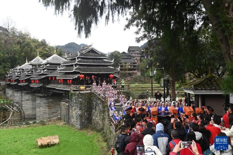 Στι? 3 Φεβρουαρ?ου, στην κωμ?πολη Λινσ? τη? κομητε?α? Σαντζι?νγκ, ντ?πιοι καλωσορ?ζουν επισκ?πτε? στην γ?φυρα Τσενγι?νγκ.
