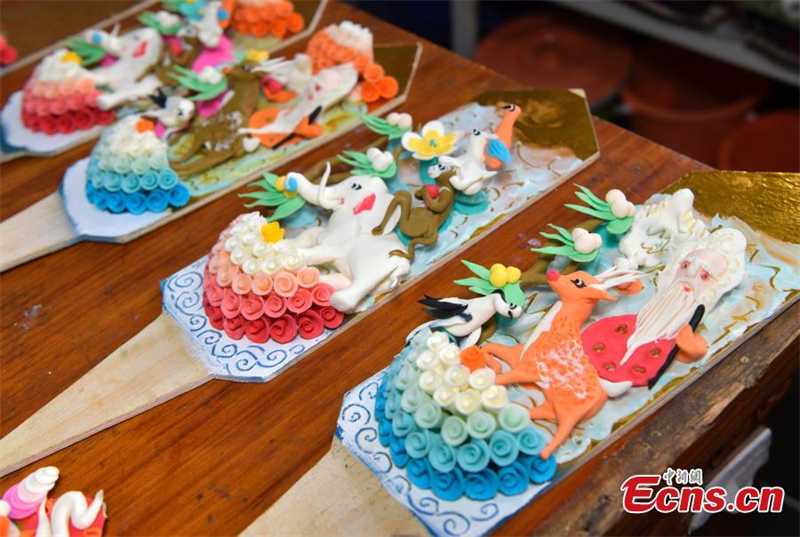 Βουτυρ?νια γλυπτ? για το Ν?ο ?το? στο Θιβ?τ