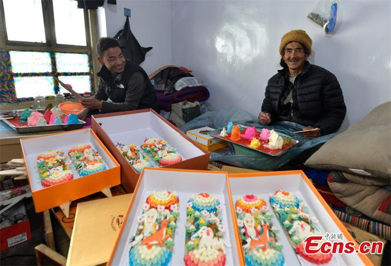 Βουτυρ?νια γλυπτ? για το Ν?ο ?το? στο Θιβ?τ