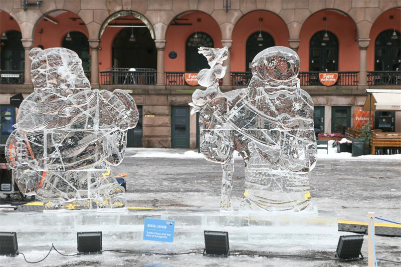 ?νοιξε η ?κθεση γλυπτ?ν π?γου και χρωματιστ?ν φαναρι?ν ?Γεια σου! Κ?να?, με γλυπτ? απ? π?γο και χρωματιστ? φαναρ?κια. (Φωτογραφ?α / Xinhua)