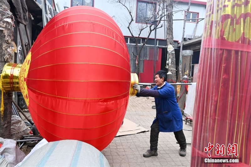 Ο Μπ?? Τζουνμπ?νγκ (Bai Junping) φτι?χνει ?να φαν?ρι του παλατιο?, στι? 31 Ιανουαρ?ου. (Φωτογραφ?α: China News Service / Zhai Yujia)