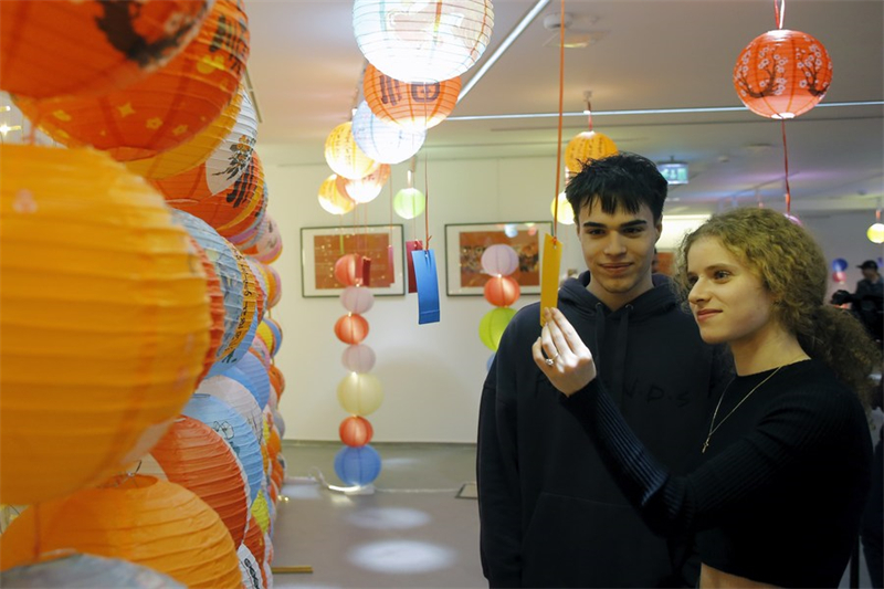 Το Φεστιβ?λ των Φαναρι?ν επεκτε?νει τη χαρ? του Φεστιβ?λ ?νοιξη? σε ?λη την Ευρ?πη