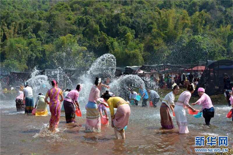 Συν?ντηση στον ποταμ? Μενγκν?? για το Φεστιβ?λ Πιτσιλ?σματο? Νερο? τη? κομητε?α? Τζινγκο? στην επαρχ?α Γιουν?ν