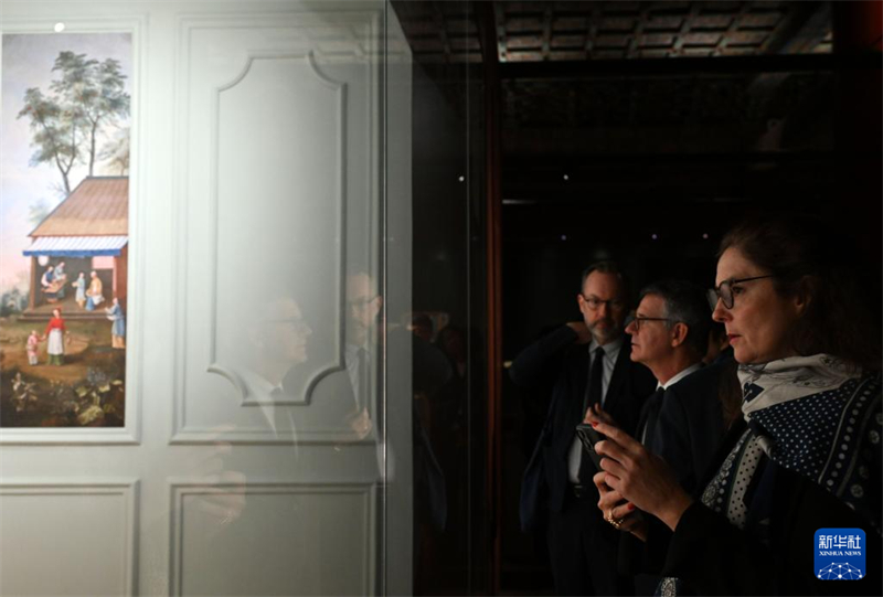 Οι επισκ?πτε? θαυμ?ζουν τα εκθ?ματα τη? ?κθεση?, την 1 Απριλ?ου. (Φωτογραφ?α / Xinhua)