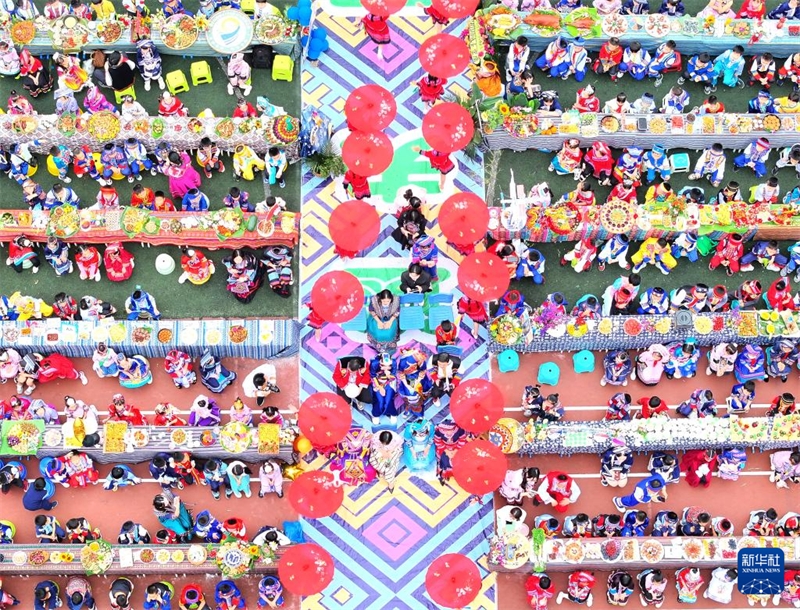 Οι ?νθρωποι γιορτ?ζουν την ημ?ρα