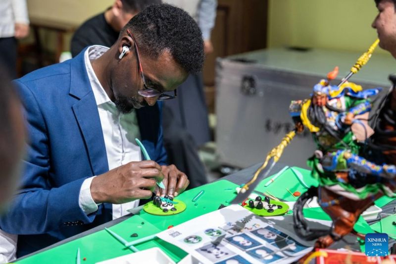 Οι διεθνε?? φοιτητ?? αγκαλι?ζουν την κινεζικ? κουλτο?ρα για να καλωσορ?σουν την “Ημ?ρα Κινεζικ?? Γλ?σσα?” του ΟΗΕ στην π?λη Τσανγκσ?