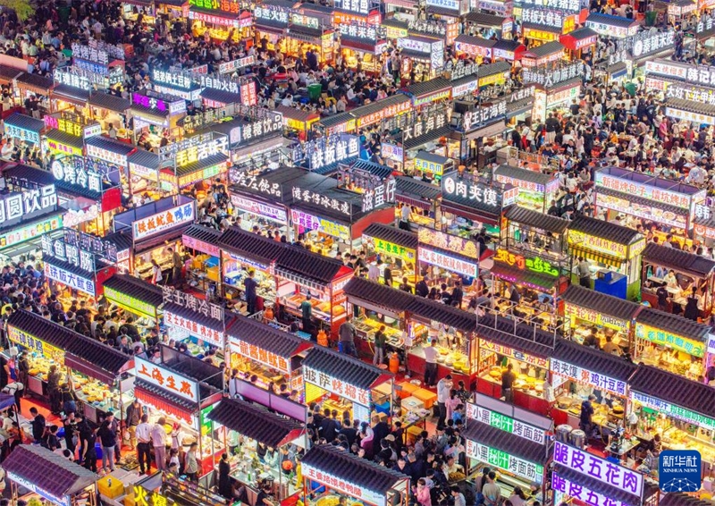 Κ?σμο? απολαμβ?νει ν?στιμο φαγητ? στο νυχτεριν? πανηγ?ρι στην π?λη Σιτζιαζου?νγκ τη? επαρχ?α? Χεμπ??, στι? 21 Απριλ?ου. (Φωτογραφ?α / Xinhua)