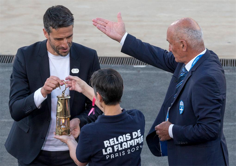 Στι? 26 Απριλ?ου, ο πρ?εδρο? τη? Οργανωτικ?? Επιτροπ?? των Ολυμπιακ?ν Αγ?νων του Παρισιο? Estanguet (αριστερ?) παραδ?δει την Ολυμπιακ? δ?δα του Παρισιο? στο προσωπικ?.