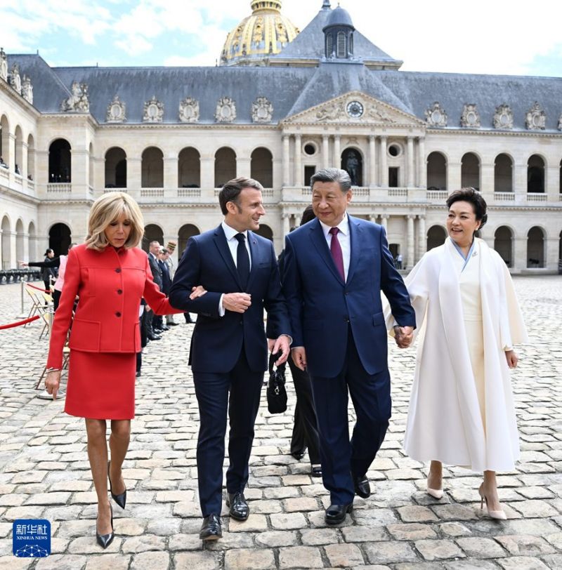 Ο πρ?εδρο? Σι Τζινπ?νγκ ?φτασε στο Μ?γαρο των Ηλυσ?ων και τον υποδ?χτηκε θερμ? ο πρ?εδρο? Μακρ?ν