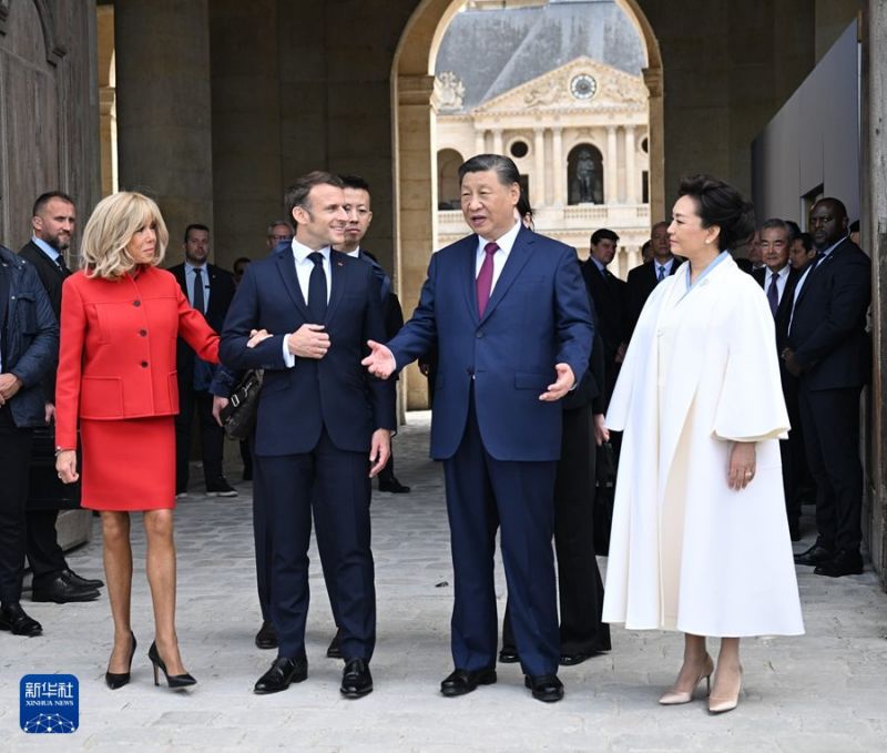 Ο πρ?εδρο? Σι Τζινπ?νγκ ?φτασε στο Μ?γαρο των Ηλυσ?ων και τον υποδ?χτηκε θερμ? ο πρ?εδρο? Μακρ?ν