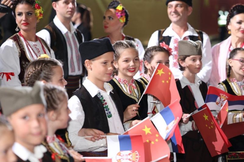 Ο Πρ?εδρο? τη? Σερβ?α? Βο?τσιτ? και η σ?ζυγ?? του υποδ?χθηκαν στο αεροδρ?μιο τον Πρ?εδρο Σι Τζινπ?νγκ