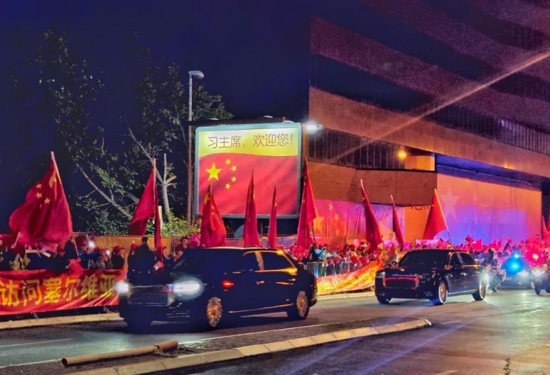 Ο Πρ?εδρο? τη? Σερβ?α? Βο?τσιτ? και η σ?ζυγ?? του υποδ?χθηκαν στο αεροδρ?μιο τον Πρ?εδρο Σι Τζινπ?νγκ