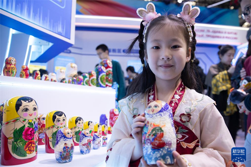 Χειροτεχν?ε? απ? πολλ?? χ?ρε? εκτ?θενται στην ?κθεση Κ?να?-Ρωσ?α?