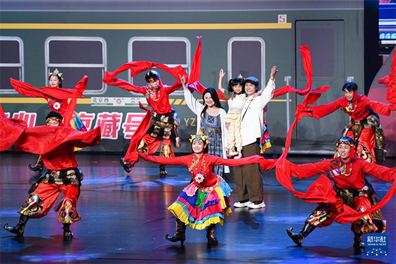 Πραγματοποι?θηκε στο Πεκ?νο μια παρ?σταση για την 30? επ?τειο τη? βο?θεια? του Πεκ?νου προ? το Θιβ?τ