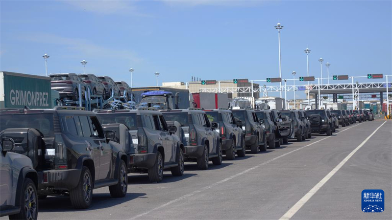 Οχ?ματα παρατ?σσονται για επιθε?ρηση στον χερσα?ο λιμ?να Χ?ργκο? του αυτοκινητοδρ?μου τη? επαρχ?α? Σιντζι?νγκ, στην αυτ?νομη περιοχ? των Ουιγο?ρων τη? επαρχ?α? Σιντζι?νγκ, στι? 11 Ιουλ?ου. (Φωτογραφ?α / Xinhua)