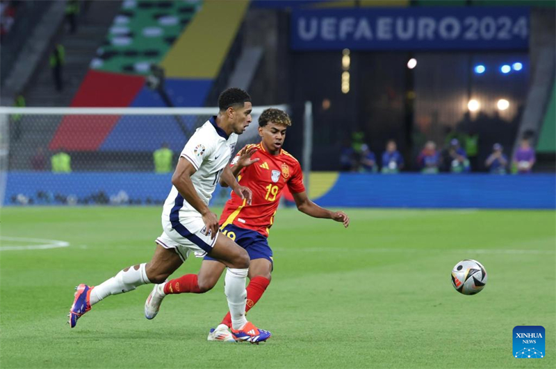 Η Ισπαν?α εξ?πληξε την Αγγλ?α στα τελευτα?α λεπτ? και διεκδ?κησε τον τ?ταρτο τ?τλο ρεκ?ρ στο Euro