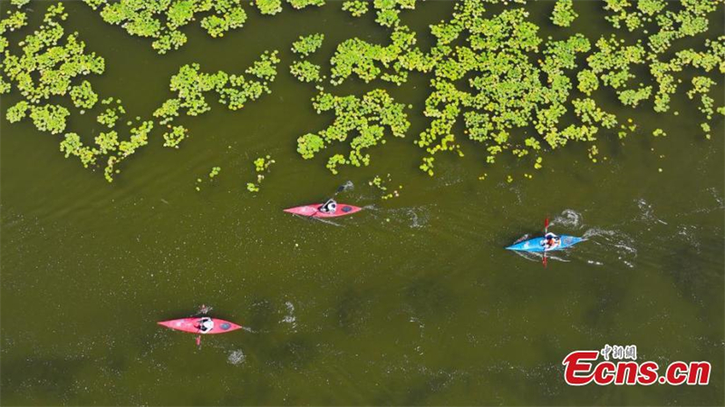 Το China Kayak Marathon Open στη λ?μνη Μπ?στεν στο Σιντζι?νγκ