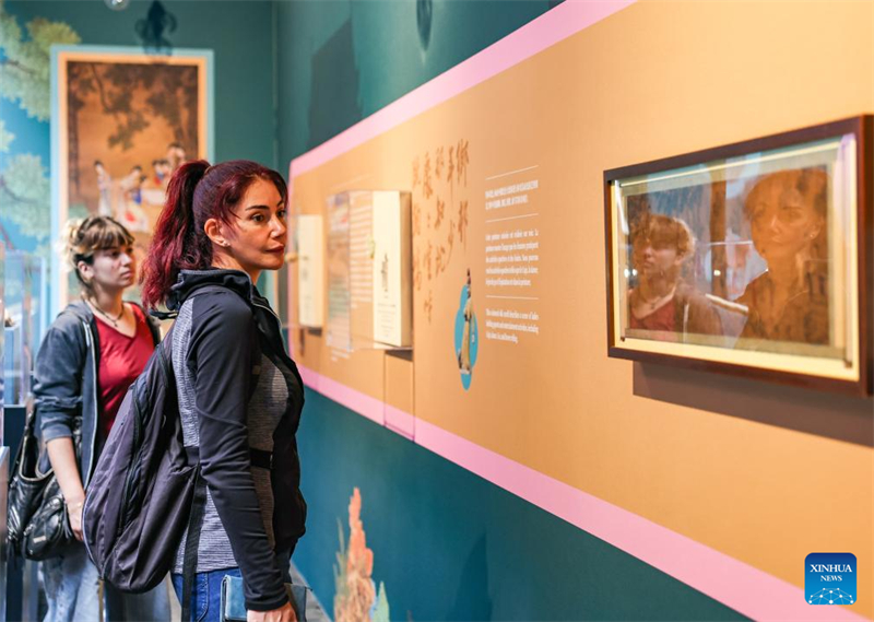 Επισκ?πτε? βλ?πουν εκθ?ματα στην ?κθεση για το Σθ?νο? και το Αθλητικ? Πνε?μα του Κινεζικο? Αθλητικο? Πολιτισμο? εν?ψει των Ολυμπιακ?ν Αγ?νων του 2024 στο Παρ?σι, στι? 23 Ιουλ?ου. (Φωτογραφ?α / Xinhua)