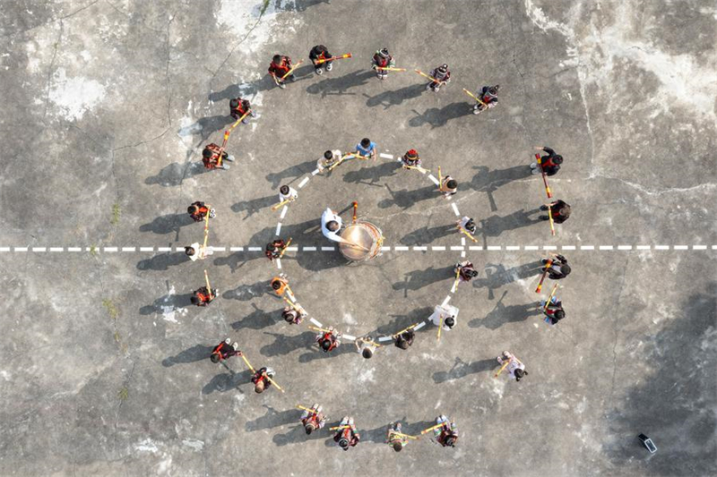 Δ?σκαλο? δ?νει ελπ?δα στα παιδι? που βρ?σκονται στα βουν? τη? Κ?να? αποκλεισμ?να απ? την θ?λασσα