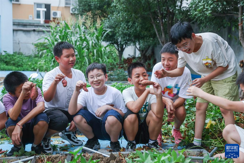 Το χρυσ? φθιν?πωρο καλωσορ?ζει μια μεγ?λη συγκομιδ? στην πανεπιστημιο?πολη απ? του? μαθητ?? πρακτικ?? ?σκηση? του δημοτικο?