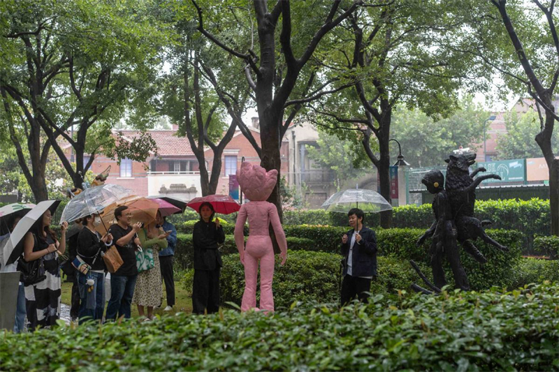 Το κορ?τσι Λουλουδονερ??δα (The Girl Dressed as the Flora Fairy), ?ργο του κιν?ζου καλλιτ?χνη Yan Shilin.chinadaily.com.cn
