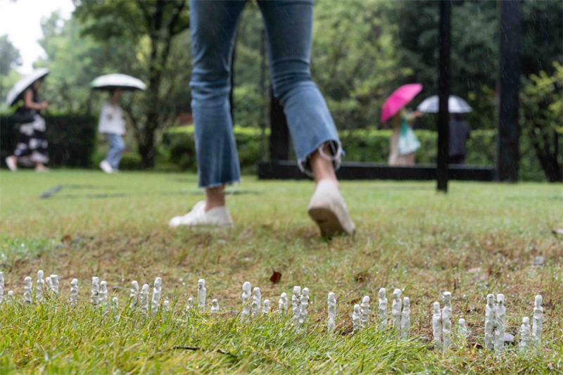 Οι λεπτομ?ριε? τη? πλειοψηφ?α? (Details of The Majority) μ?α ομ?δα μικρ?ν αγαλματιδ?ων του Κιν?ζου καλλιτ?χνη Wang Lijun. chinadaily.com.cn