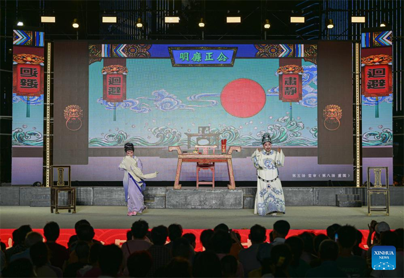 Ηθοποιο? ανεβ?ζουν την ?περα Τσι?νγκ στο Π?ρκο ?βεργκριν στην π?λη Χα?κ?ου τη? επαρχ?α? Χα?ν?ν, στι? 6 Οκτωβρ?ου. (Φωτογραφ?α / Xinhua)