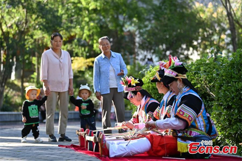 Θιβετιαν?? υφα?νουν μπροκ?ρ ζ?νε? στην κομητε?α Τζοουτσο?, στον αυτ?νομο νομ? Γκαν?ν στην επαρχ?α Γκανσο? τη? βορειοδυτικ?? Κ?να?, 26 Σεπτεμβρ?ου 2024. (Φωτογραφ?α/China News Service)