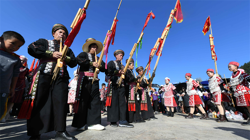 Χορ?? με στολ?? καλωσορ?ζει το Φεστιβ?λ Λουσ?νγκ