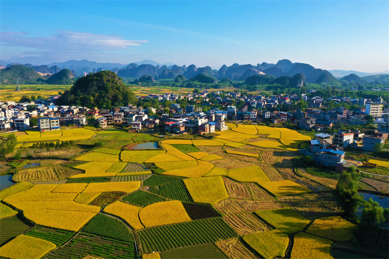 Στην επαρχ?α Γκουανσ? η ?παιθρο? ε?ναι πολ?χρωμη με ?φθονα τοπ?α