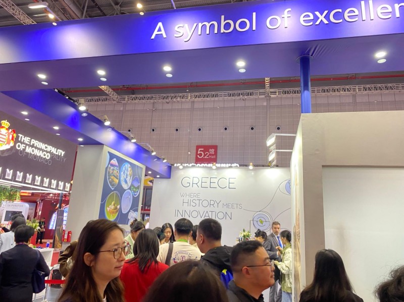 ?λληνε? αξιωματο?χοι στη CIIE?με το περ?πτερο τη? Ελλ?δα? να κεντρ?ζει συνεχ?? τα βλ?μματα των επισκεπτ?ν τη? ?κθεση?