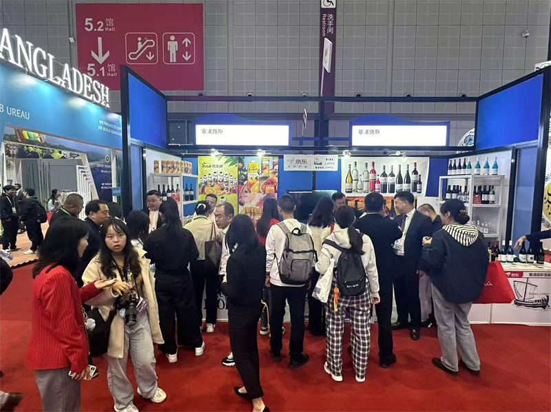 Ο κ. Π?τρο? Π?τρου, εμπορικ?? αντιπρ?σωπο? τη? Κυπριακ?? Δημοκρατ?α? στη Κ?να βρ?θηκε απ? το Πεκ?νο στη Σαγκ?η για την φετιν? 7η Κινεζικ? ?κθεση Διεθν?ν Εισαγωγ?ν 7/11/2024. (Φωτογραφ?α: Λα?κ? Ημερησ?α Online / Constantinos Papathanasiou)