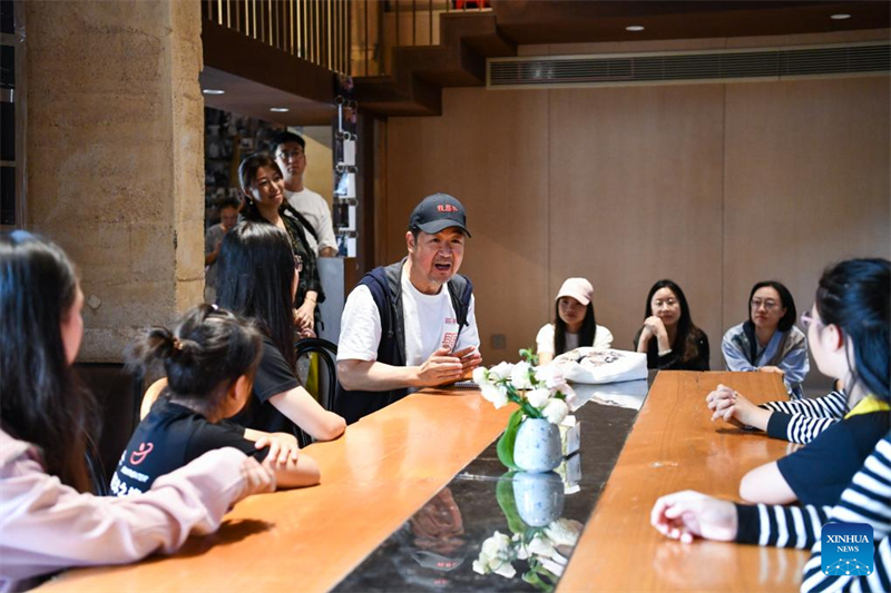 Ο Τζ?νγκ Γκουολ? (Zhang Guoli ) (κ?ντρο), ηθοποι?? και σκηνοθ?τη?, μιλ? με επισκ?πτε? στην κοιλ?δα του θε?τρου Τσανγκσ?ου στο χωρι? Τσανγκσ?ου τη? π?λη? Σεντζ?ν , στην επαρχ?α Γκουανγκντ?νγκ, στι? 9 Νοεμβρ?ου. (Φωτογραφ?α / Xinhua)